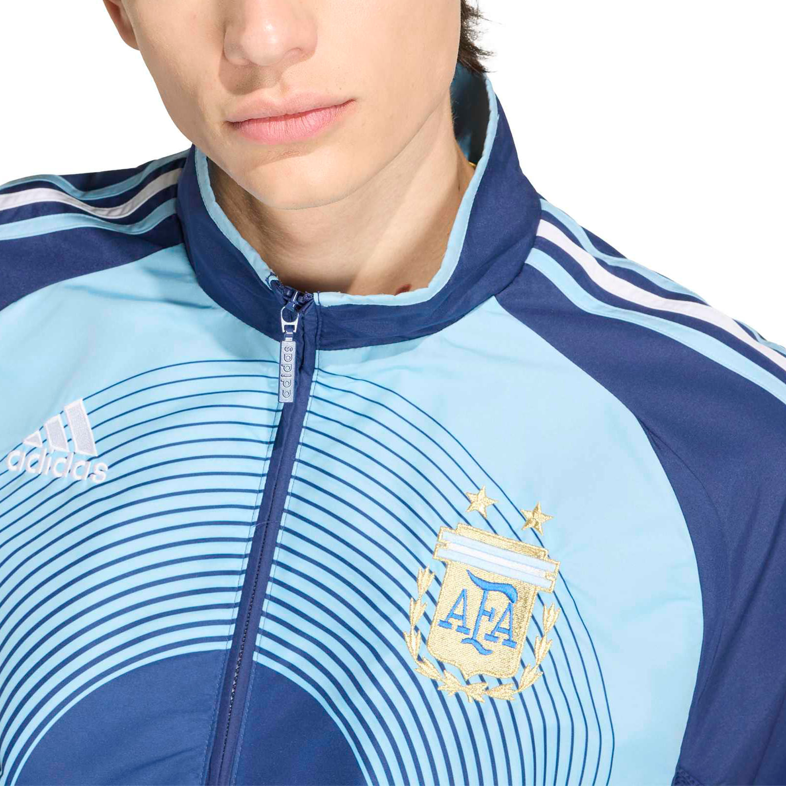 Vista lateral da jaqueta masculina Adidas Argentina II 06 azul com capuz ajustável
